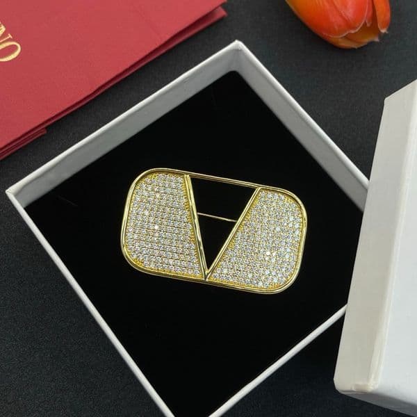 V Letter Pins Brooches Luxury Brooches for Women Men Diamond Pearl Brooches Designer Brooch 18K Gold Plated Versatile Jewelry for Party Gifts
