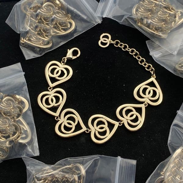 Gold Tone Heart Shaped Link Bracelet With Elegant Openwork Design Daily Delicate Jewelry Gift For Her High-Quality And Stylish Accessory