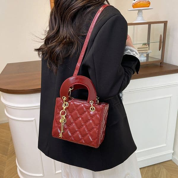 2025 New Niche Design Bag for Women, Trendy and Versatile Socialite Crossbody Bag, Fashionable Handbag, Princess Diana Style Bag