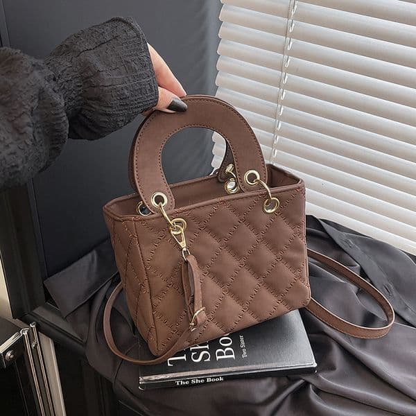 High-End Bag for Women 2025 New Niche Design Crossbody Bag Internet Celebrity Hot Style Autumn Winter Handbag Quilted Princess Diana Bag