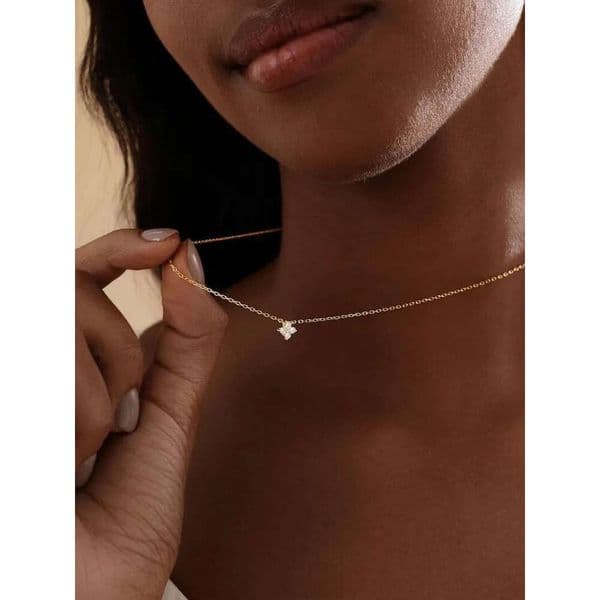Designer Jewellery High Quality Sterling Silver Four-Leaf Clover Diamond Necklace for Bridesmaid and Christmas Gift Occasions Textured Elegant Accessory