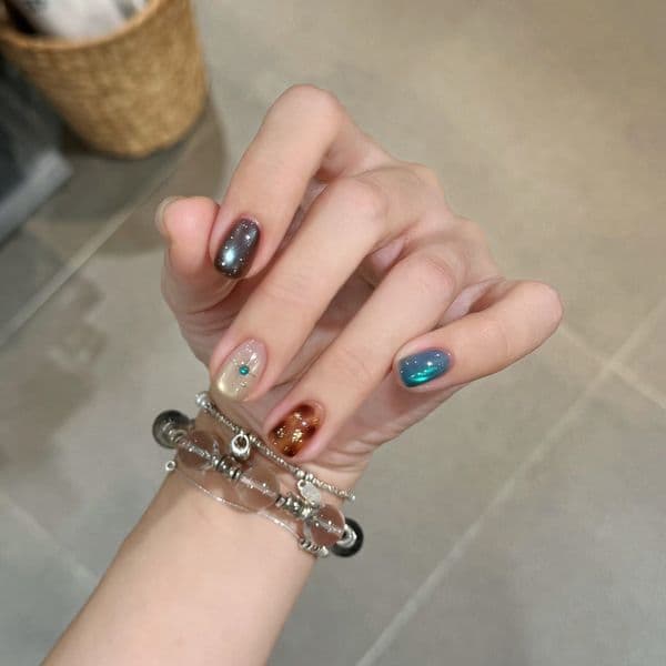 short seasonal cat eye artificial nails maillard brown white nail patches