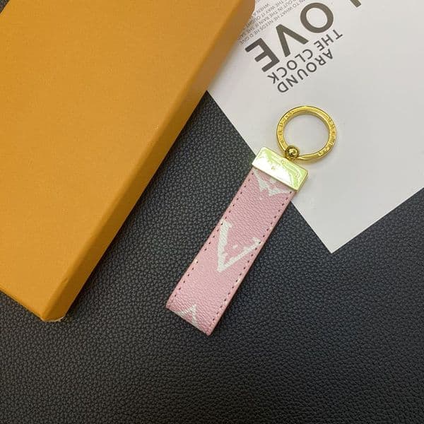 Luxury designer keychain lanyards mens metal buckle keychain leather car key chain bag charm unisex keyring classic fashion accessories