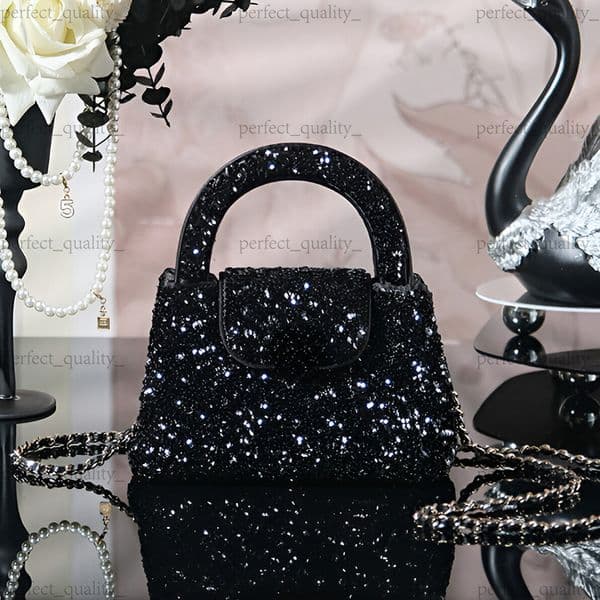 99A Ultra-high-quality fashion masterpiece: Made of imported leather,exquisite craftsmanship of pure steel hardware, meticulously crafted hand-held crossbody bag
