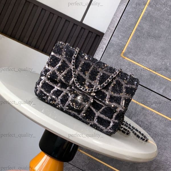 99A Modern trend fashion bags: Pure steel hardware ingeniously combines technology modern elements, endowing hand-held, cross-body and shoulder bags with unique charm.