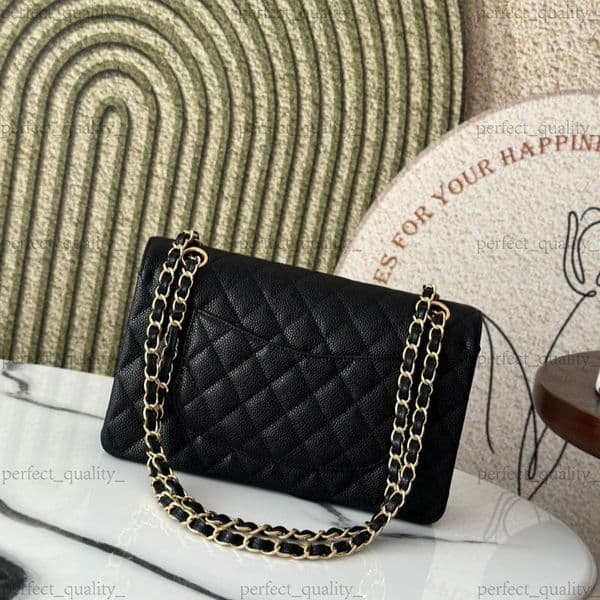 A fashionable bag that combines durability and beauty: 100% full-grain leather, with pure steel hardware. This handbag features a crossbody and shoulder strap.