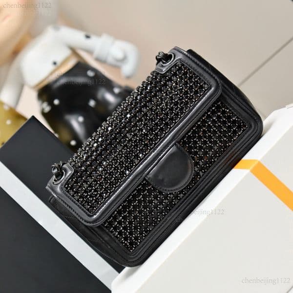 99A high-quality, luxurious and trendy designer handbag, made of 100% genuine leather and featuring high-end pure steel hardware, is a crossbody single-shoulder handbag
