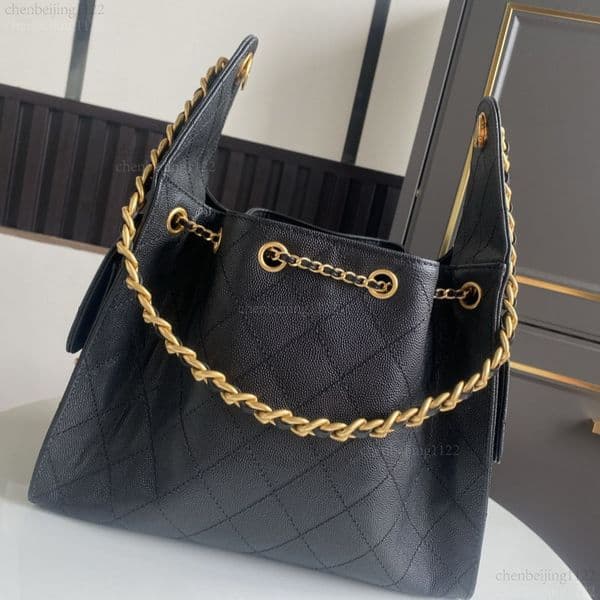 99A This top designer's fashionable casual leather bag can be carried by hand, crossbody or on one shoulder. The pure steel and hardware details exude an extraordinary