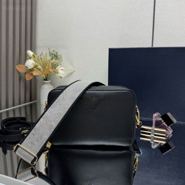 99A The designer created this stylish and casual leather handbag with a crossbody strap and shoulder strap. The pure steel hardware emits a luxurious and fashionable