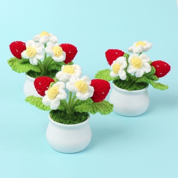 Cute Strawberry Crochet Flower Cerative Kintted Flowers with Potted Fake Plant for Car Bookshelf Decor Gift Strawberry Decor