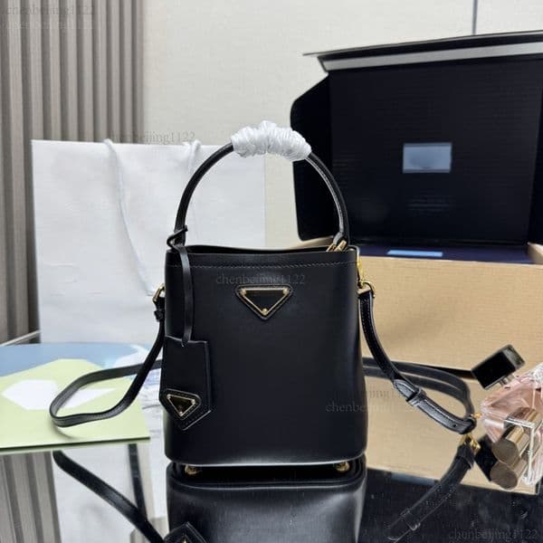 99A This fashionable and casual leather bag, thanks to the masterful touch of top designers, features a pure steel hardware shoulder bag, crossbody bag, and handbag.