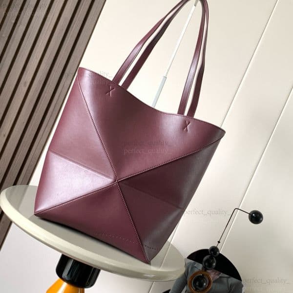 99A The exquisite handbag designed by 12A, a masterpiece, features a single shoulder strap and is crafted from high-quality glossy cowhide with geometric patterns.