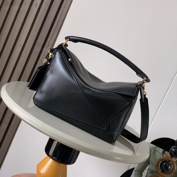 99A top-level design standard. Leather handbag with a shoulder strap and pure steel hardware enhances the texture, presenting a fashionable and casual style.