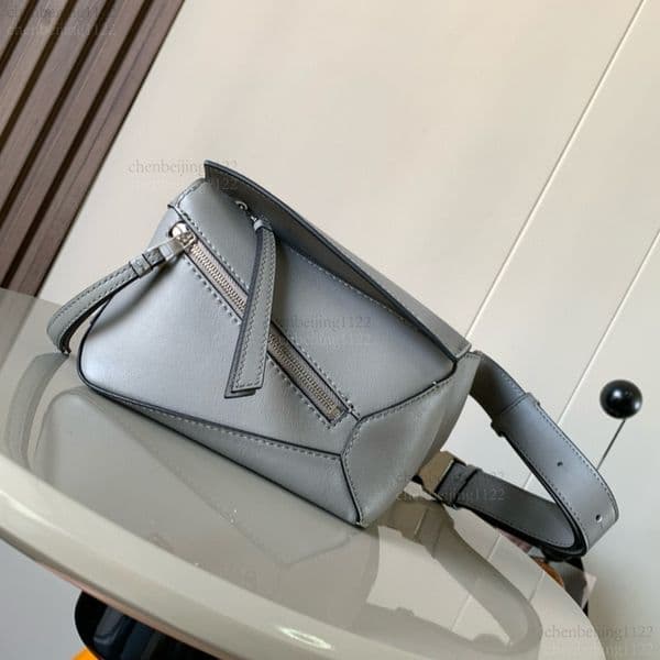 99A top designer creates a fashionable and casual leather shoulder bag with a single handle. It features pure steel hardware and has a sleek and distinctive design.