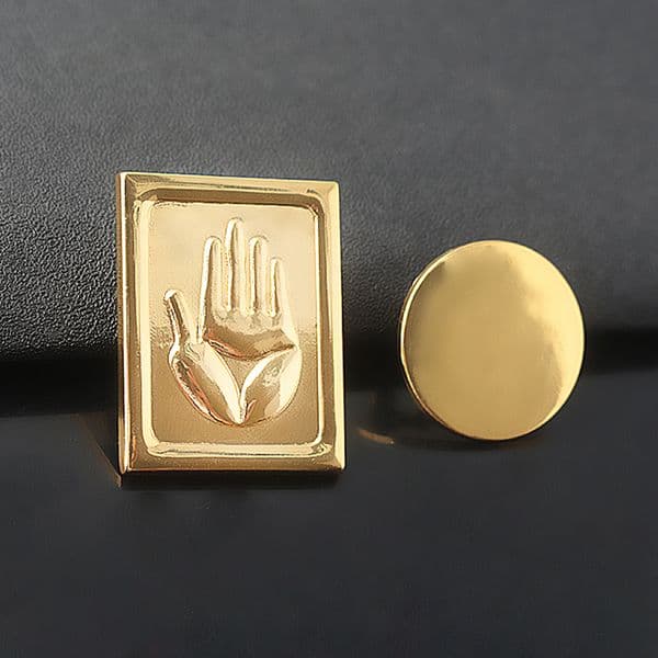 Hot Sale Anime JoJos Bizarre Adventure Brooch Kujo Jotaro Hat Metal Badge Pin For Women Men Cosplay Accessory Gift