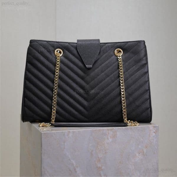 99A Designer creates a creative hand-held single-shoulder crossbody bag. Made of high-quality leather, it offers an unparalleled premium and fashionable experience.