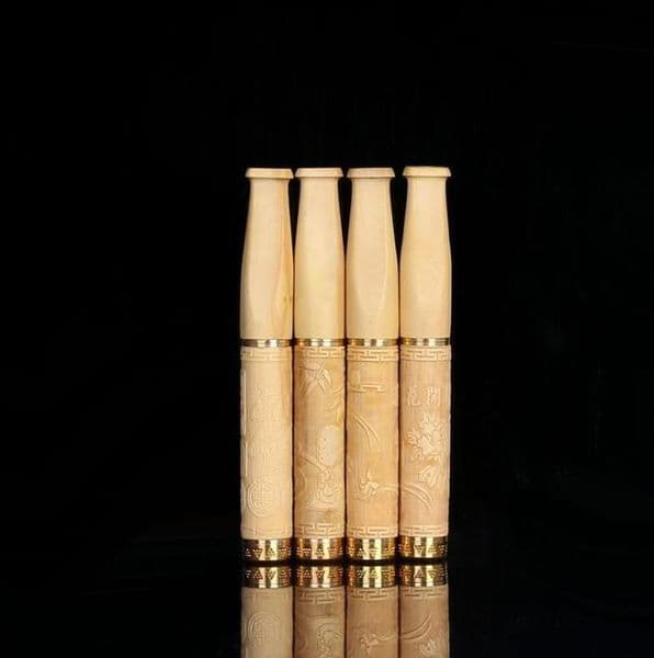 The boxwood wood carving cigarette holder can remove and clean the double filter cigarette holder.