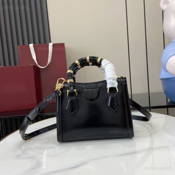 12A Designer's creative crossbody bag with a single shoulder strap, made of high-quality leather, is the perfect choice for sophisticated fashionistas.