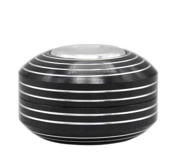 A new type of cigarette lighter, finger tip gyro smog, diameter 53MM2 layer, aluminum alloy finger, press the gyro smoke mill.