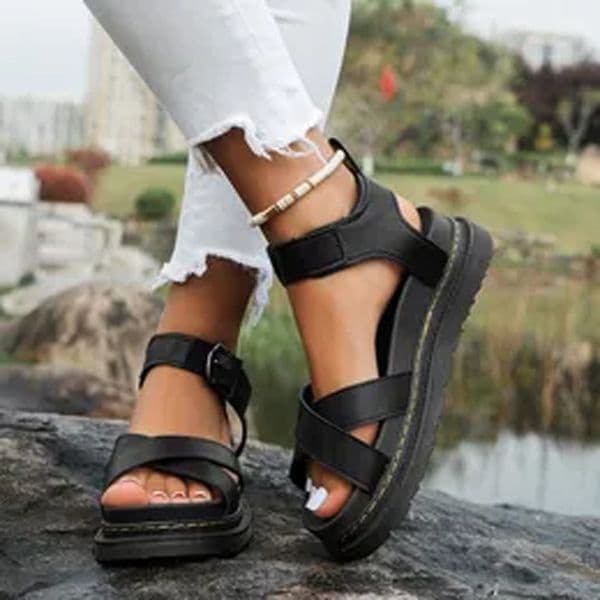 Designer shoes, women's slippers Black and white leather casual shoes Fashionable outdoor sports running shoes