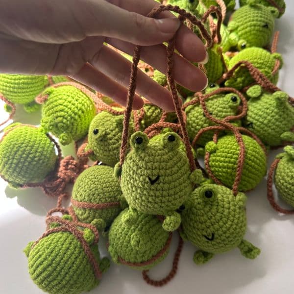 7cm Width Creative Knitting Swing Frog Keychain Pendant Home Decoration Funny Handmade Crochet Bag Doll Ornament Christmas Gifts