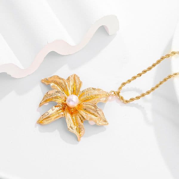 HOT Fashion Creative Trendy Vacation Style Metal Pendant Imitation Pearl Flower Core Women's Necklace