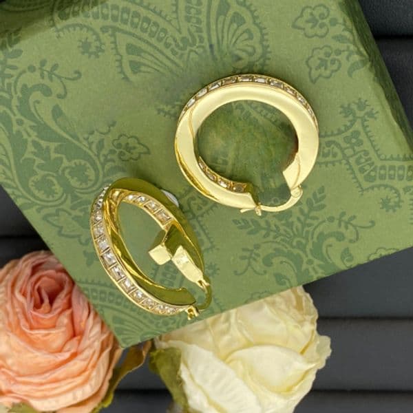 new pair of earrings - the basic style is simple and versatile Featuring gold with diamonds they are suitable for both parties and daily wear