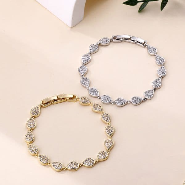 Micro-set zirconia teardrop-shaped bracelet with full diamonds - high-end, elegant Korean-style shiny accessory. Copper-plated white gold bracelet.