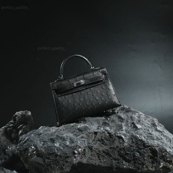 This handbag with a single shoulder strap, designed by 99A, is made of ostrich-patterned leather, exuding a luxurious and elegant style. It is of high quality.