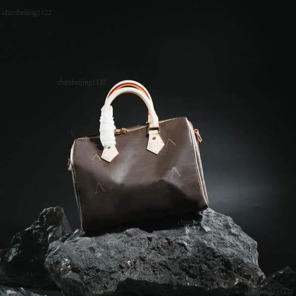 Top designers have infused the 99A bag with fashionable vitality. Made of imported sheepskin, it shines both in business negotiations and leisure time.
