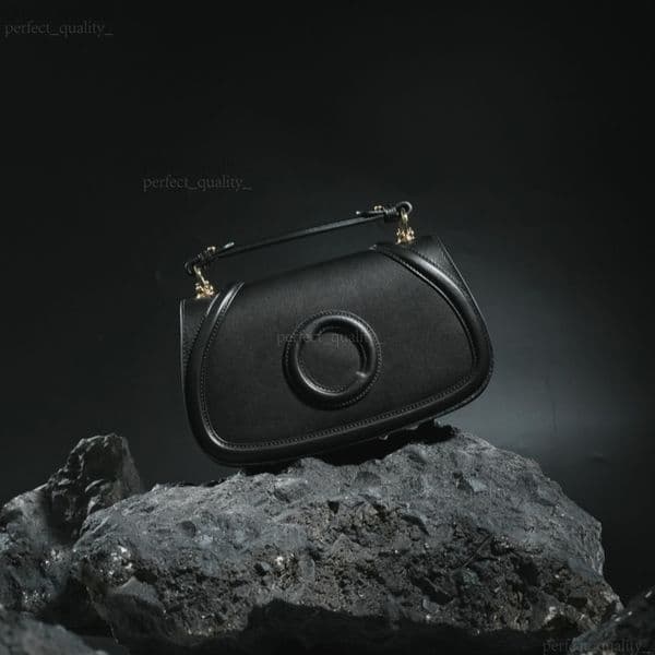 The classic handbag with a single shoulder strap and crossbody design by 99A is made of high-quality leather, highlighting its luxurious appearance.