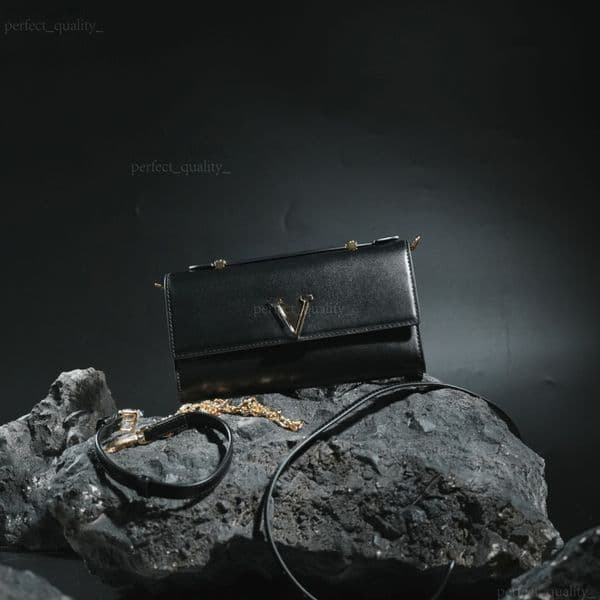The 99A designer's ingenious handbag with a single shoulder strap and slanted style highlights a sense of luxury with its genuine leather material.