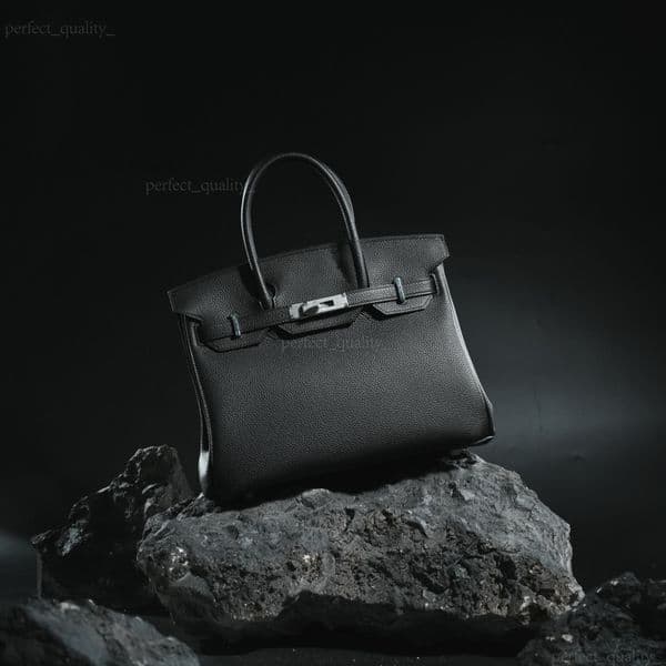 The designer of 99A has endowed this hand-held, shoulder-slinging crossbody bag with unparalleled high-end charm through the use of genuine leather.