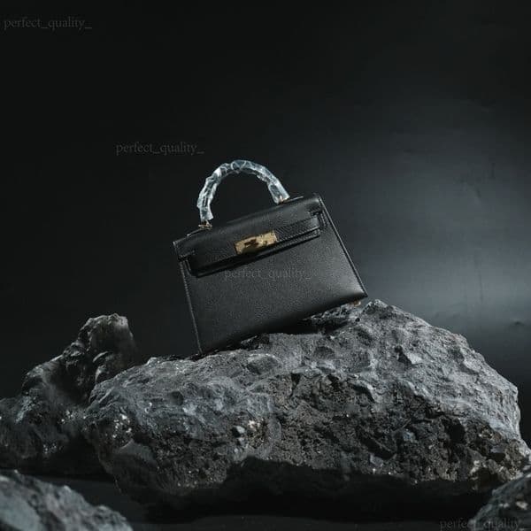 The exquisite handbag designed by 99A, featuring a single shoulder strap and made of high-quality leather, presents an elegant and visually stunning piece.
