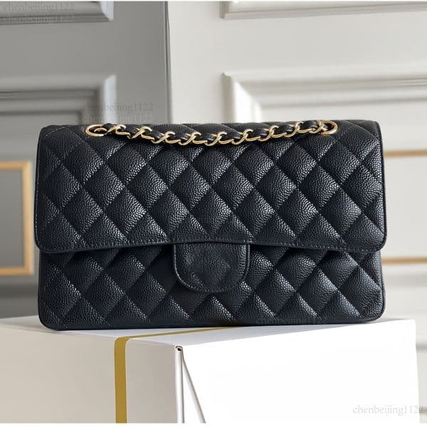 99A The handbags designed by top designers come in various styles and can be paired with bohemian-style dresses. The exquisite hardware adds an air of mystery.