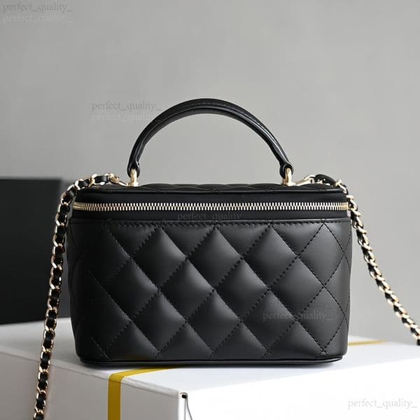 With the exquisite handcrafted tote bag designed by 12A designers, made of genuine leather, the overall quality level is elevated to a higher level of sophistication.