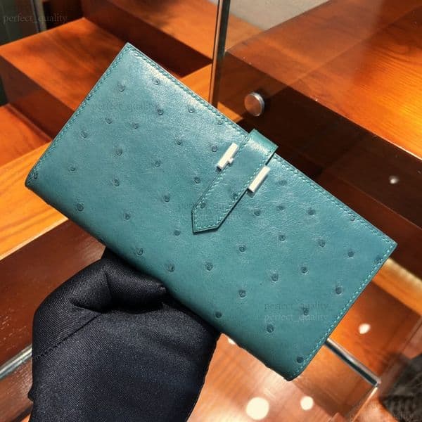 99A Premium Designer Shoulder-Strap Handbag, made of imported ostrich leather, is an excellent accessory to showcase your individuality and taste.