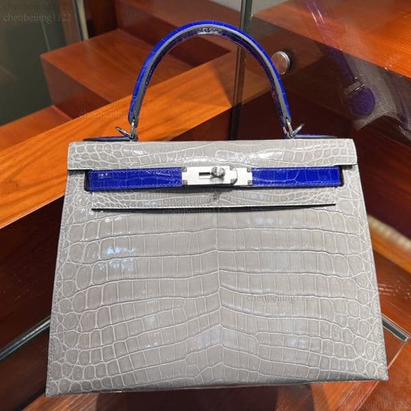 99A The fashion concepts of top designers, combined with the two-color design of handcrafted imported crocodile leather, have created this 28cm shoulder bag.