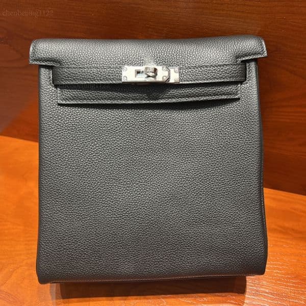 99A This casual and fashionable backpack is designed by a top designer. It is made of imported cowhide and is custom-made by hand. With a size of 22cm, it is extremely practic