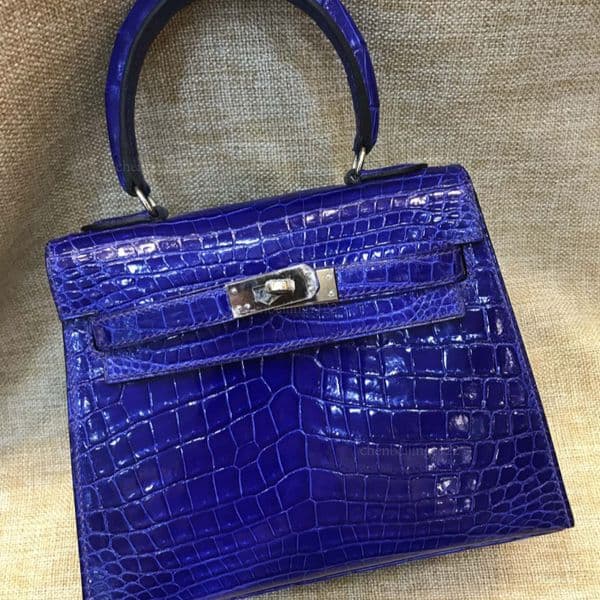 99A This top-notch designer handbag, a crossbody bag with 20cm large crocodile leather ears, is a custom-made product made of genuine South African crocodile leather.
