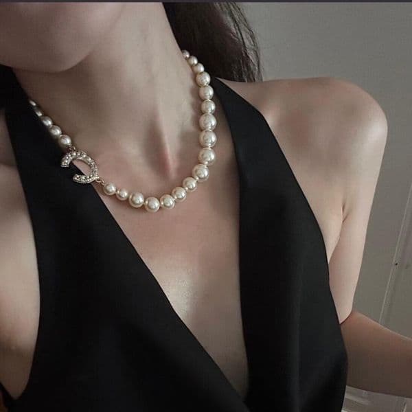 Glamorous Pearl Necklaces with Golden Pendant Exquisite Jewelry for Special Occasions Timeless Elegance for Women Fashionable Gift Choice