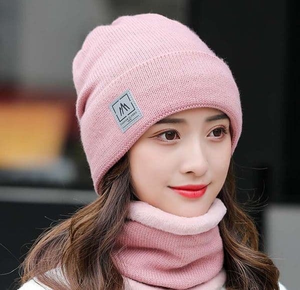 Warm winter knitted hat and scarf set, ideal for keeping warm and cold, cold weather and outdoor activities