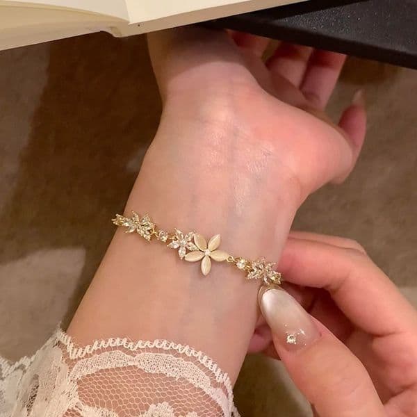 Silver - Toned Floral Bracelet With Crystal And Shell Petal Accents Delicate Daily Elegant Jewelry Gift For Her High - Quality And Stylish Accessory