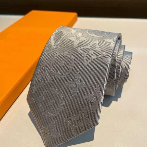 Handcrafted Fashionable Silk Ties by Top Brand Versatile Luxury Accessories for Professional Look