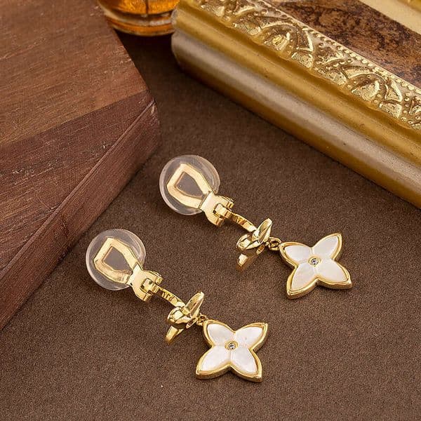 Classic Inlaid Diamond Three-Dimensional White Mother-of-Pearl Four-Leaf Clover Ear Clip for Women Without Pierced Ears, High-End Simple Personality Sweet Style