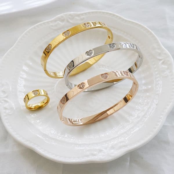 New Stainless Steel Material Ring With Charming Heart Shaped Star Pattern Carved Exquisite Small Diamonds Inlaid Ring High Quality Birthday Gift Ring