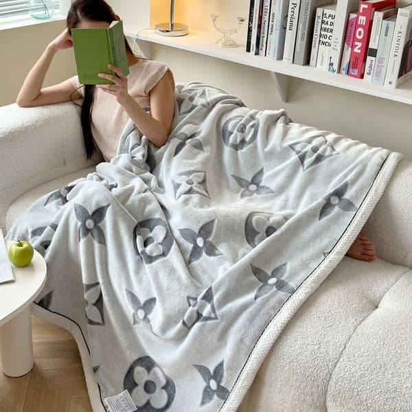 2025 blanket New Cloud Velvet Office Nap Sofa Air Conditioning Single Shoulder Blanket