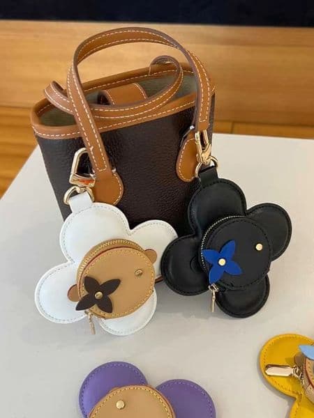 2025 New Creative Premium Sunflower Keychain - Women's Niche Leather Bag Fashion Mini Charm | Wholesale In-Stock Free Shipping