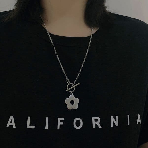 Top Source Steel Texture Flower Necklace, Women's Trendy Simple Bounce, Unique Design, Non fading One Word Pendant, Clavicle Chain