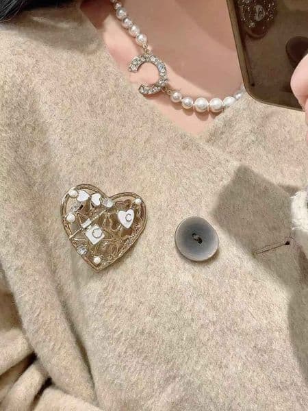 2026 Luxury quality charm brooch heart shape design with white enamel in 18k gold plated have stamp box hollow design PS6721A